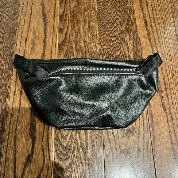 NEW faux leather lightweight zipper fanny pack/waist bag with adjustable strap. - Picture 4 of 8